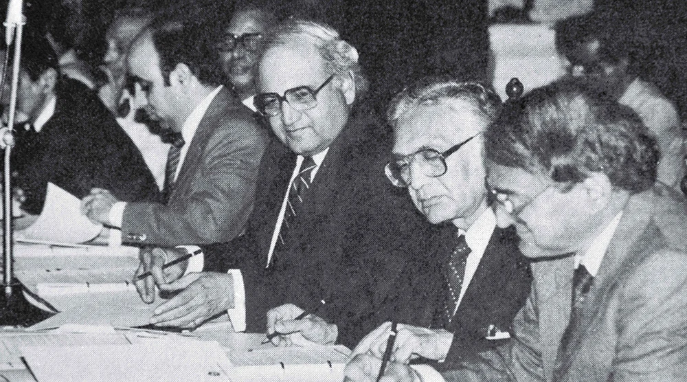 Late Mr. Keshub Mahindra at a conference Photo